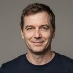 Портрет Дмитрия Самойлова, эксперта компании ВарТехник по вопросам развития военно-морского флота Китая